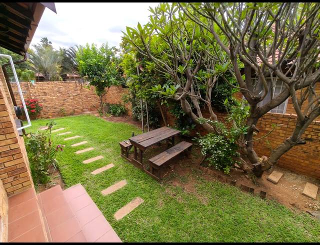3 BEDROOM TOWNHOUSE FOR SALE IN SAFARI GARDENS
